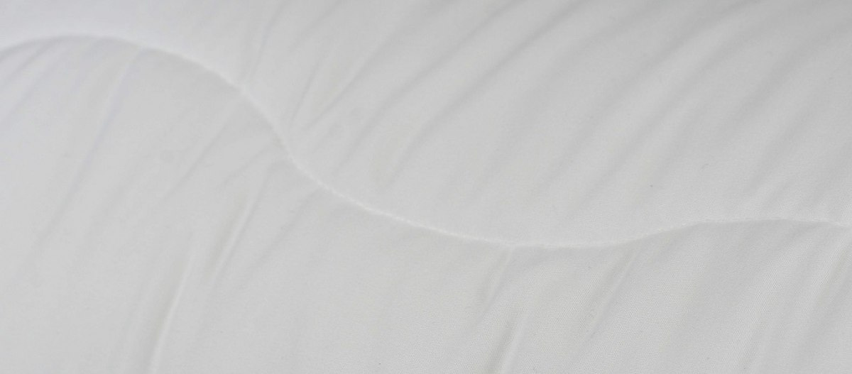 zbliżenie na pikowaną tkaninę w kolorze białym
