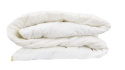 złozona kołdra w kolorze białym pokryta bawełną