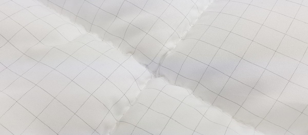 zbliżenie na pikowaną tkaninę pokrytą mikrofibra z włoknem węglowym