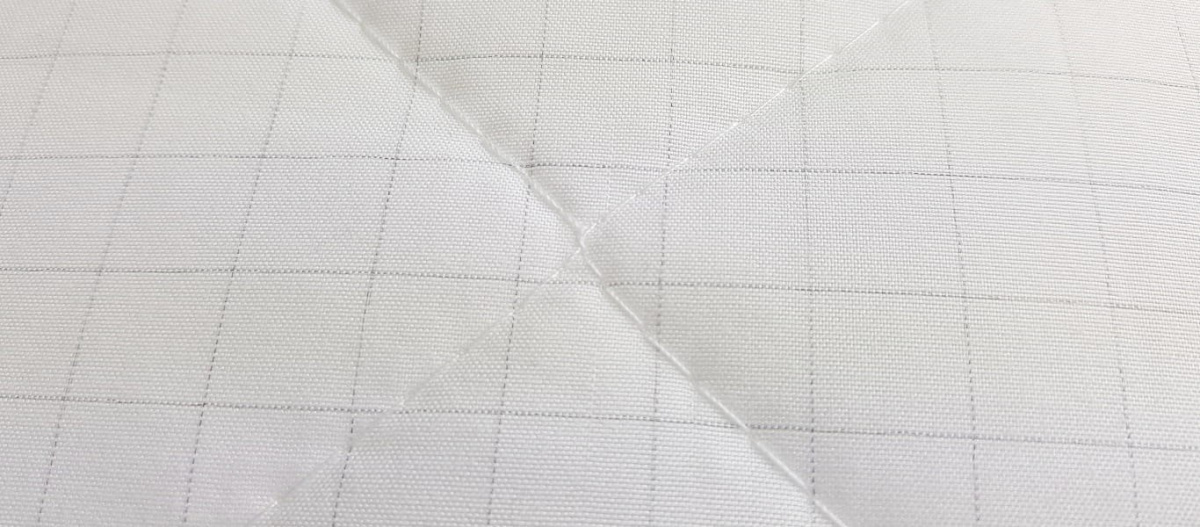 poduszka pikowana pokryta mikrofibrą z włóknem węglowym