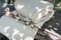 kołdra położona na drewnanej ławce z łodygą bawełny