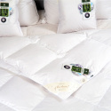 rozłożona kołdra na łóżku z poduszkami widoczne pikowanie materiału
