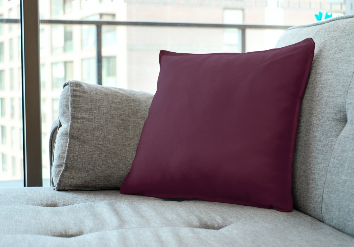 poduszka na kanapie tkanina poduszki w kolorze fioletowym