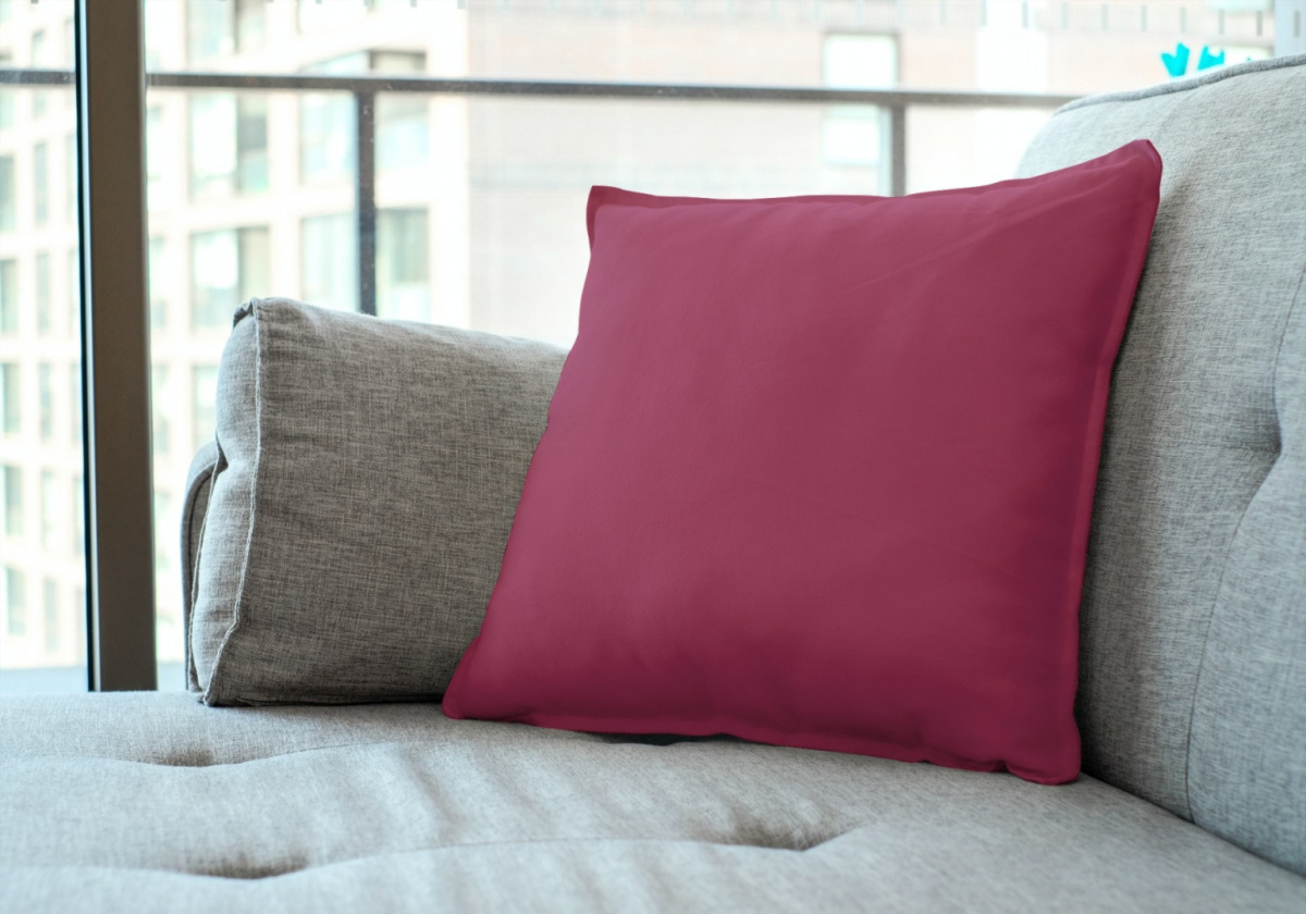 poduszka położona na sofie w kolorze jasny fiolet