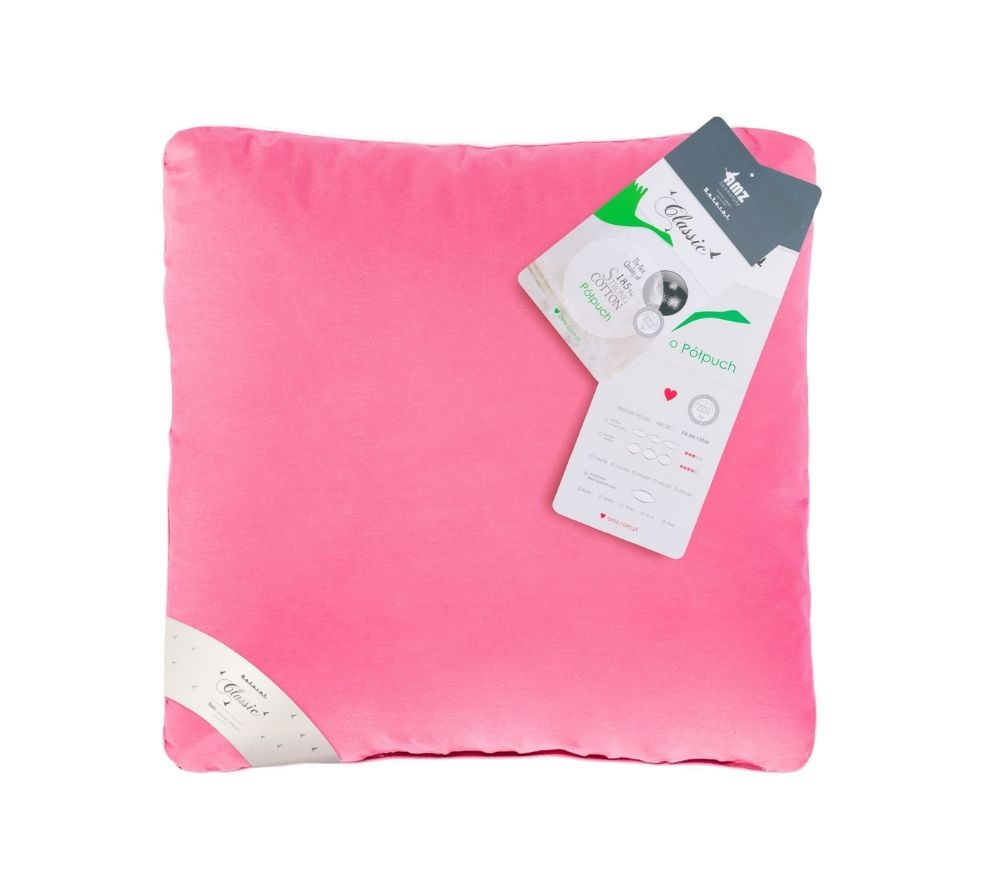 poduszka w kolorze różowym na białym tle