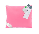 poduszka w kolorze różowym z widocznymi etykietami produktu