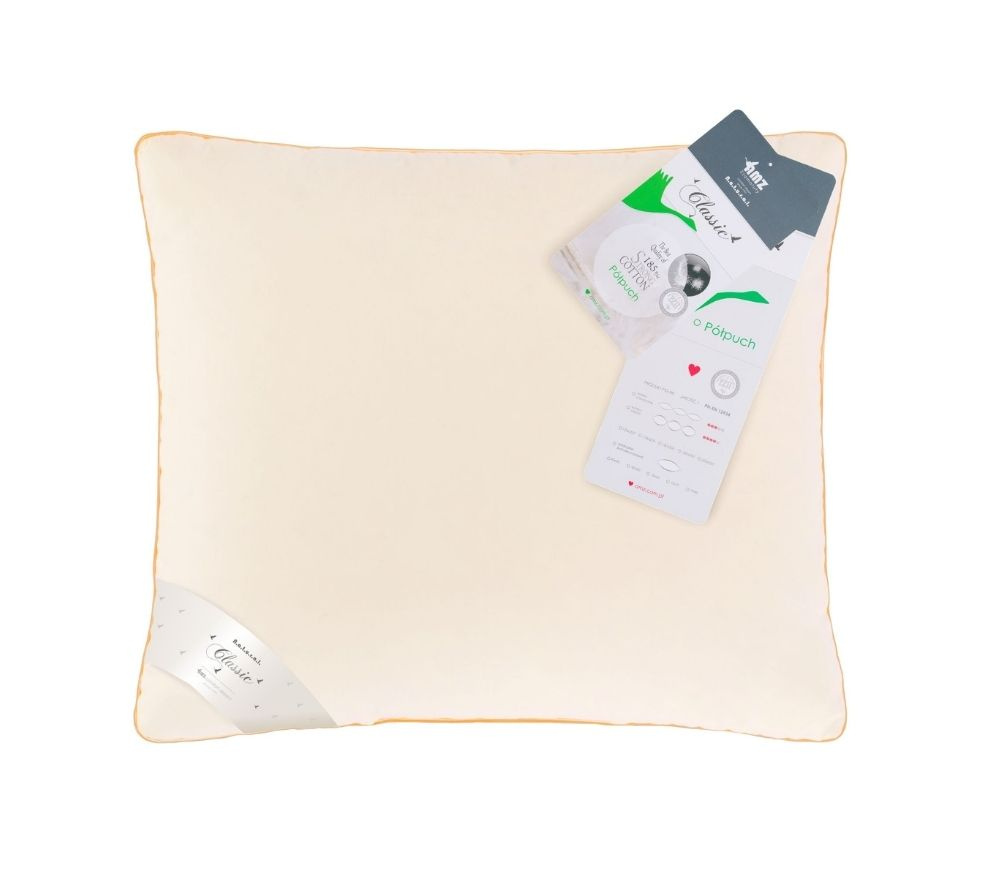 poduszka w kolorze kremowym z widocznymi etykietami produktu