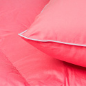 zbliżenie na rąbek poduszki w kolorze różowym