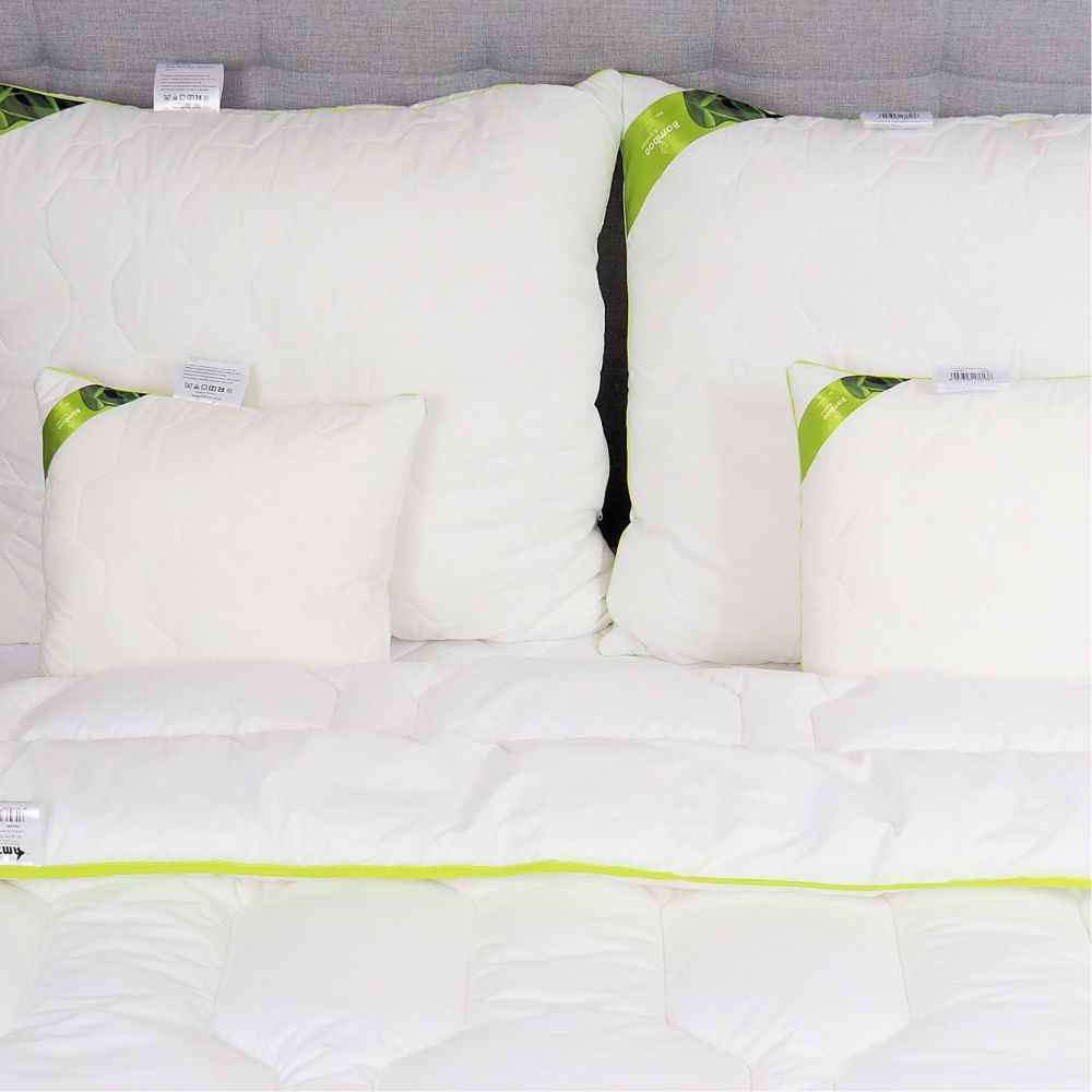 rozłożona kołdra na łóżku z poduszkami
