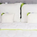 rozłożona kołdra na łóżku z poduszkami