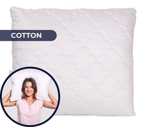 poduszka satin cotton termo piórex w kolorze białym zbliżenie na kobietę z poduszką