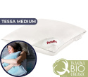 poduszka puchowa tessa medium w kolorze białym zbliżenie na kobietę trzymającą poduszkę